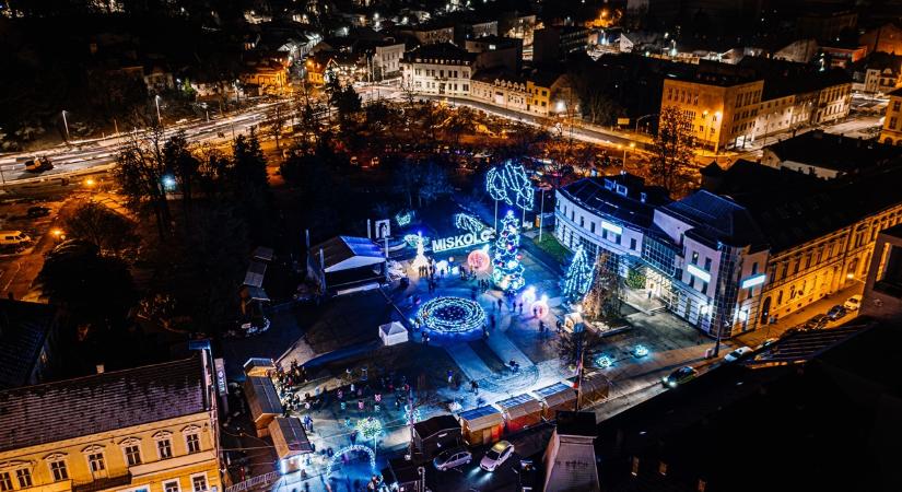 Kézműves portékákkal és zenei programokkal várja az érdeklődőket az adventi forgatag Miskolcon