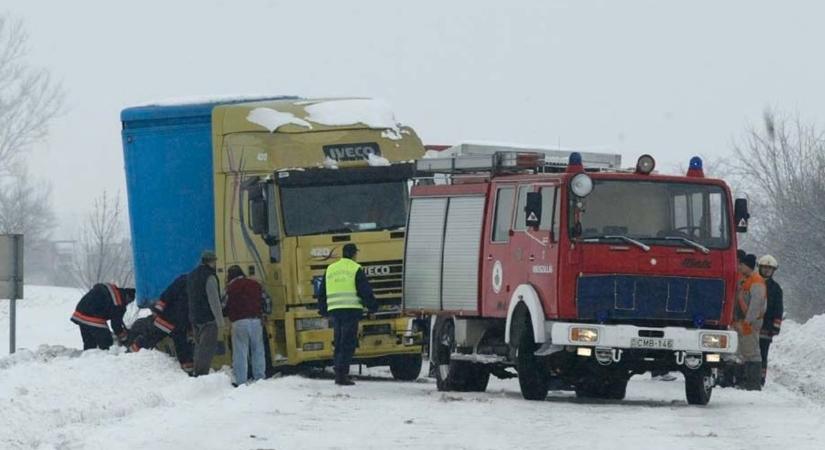 Teljes útzár miatt akadozik a buszforgalom Egercsehinél