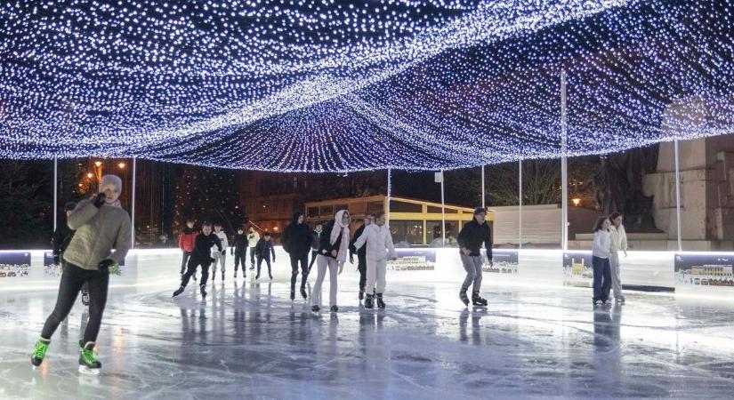 Újra megnyílt az adventi korcsolyapálya Debrecenben – fotókkal, videóval!