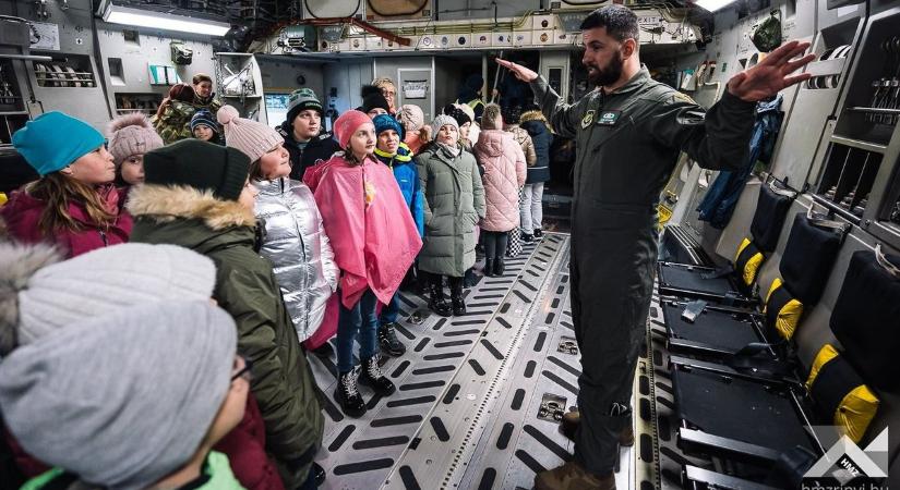 Több száz diák ismerkedett a katonai hivatással Pápán