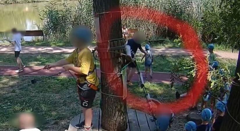 Tagad a szolnoki kalandparkban kisfiút felrúgó edző  videó