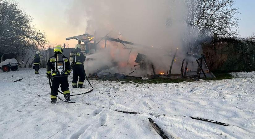 Égő házhoz riasztották a tűzoltókat