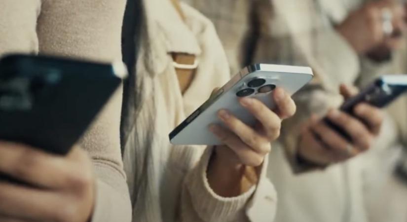 Az iPhone-felhasználókat gúnyolja a Samsung a legutóbbi reklámjában