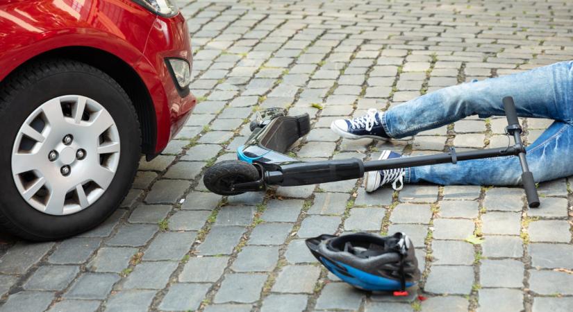 Jön a nagy rollerszigorítás: 20 km/órás sebességkorlátozás, korhatár, bukósisak