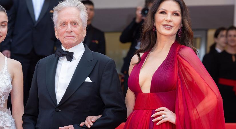 Catherine Zeta-Jones anyaszült meztelen a fürdőjében, férjének szánt kép került ki az internetre