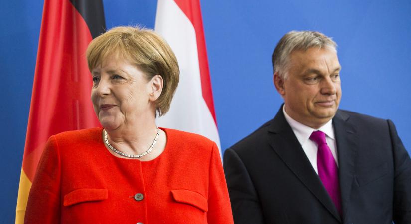 Merkel önéletrajzában kétszer szerepel Orbán, pont a kedvenc témáival