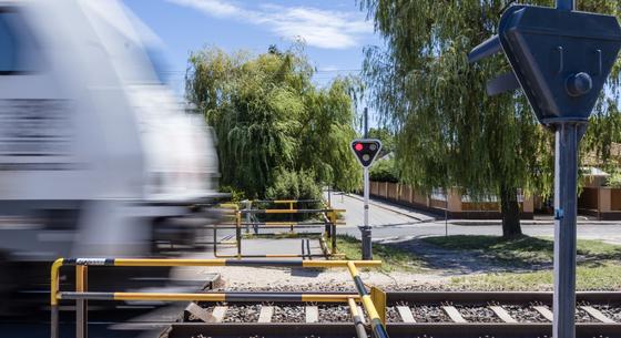 Két irányból két vonat szakított szét egy sínen ragadt autót Komáromnál