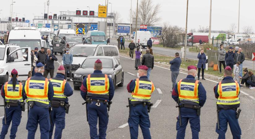 Betonakadállyal zártak le egy újabb osztrák határátkelőt a magyar ingázók miatt