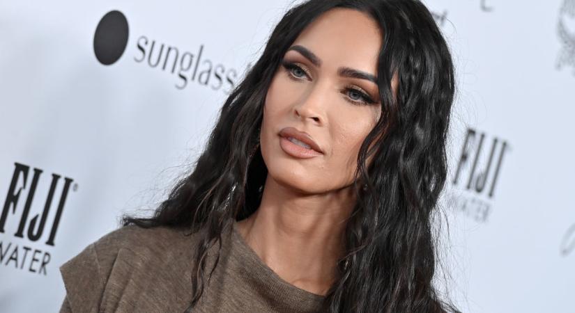 Megan Fox új szintre emeli a kismamadivatot: dögös pucérruhában mutatta meg gömbölyödő terheshasát