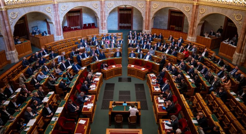 A jövő évi adóváltozásokról is dönthet ma a parlament