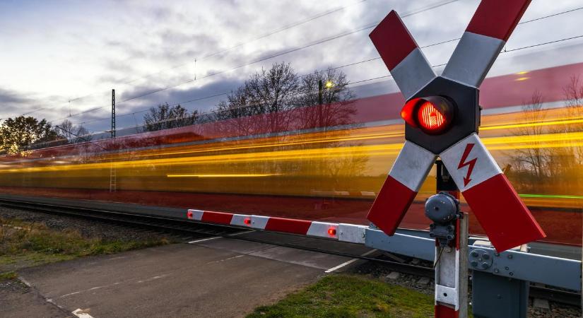 Szétszakítottak egy autót az ellentétes irányból érkező vonatok