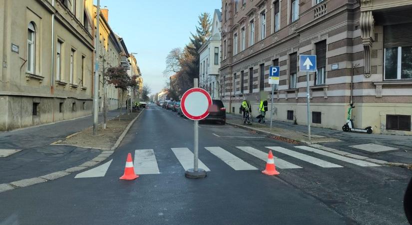 Faültetés miatt zárták le a Wesselényi utcát Szombathelyen, megnövekedett a forgalom