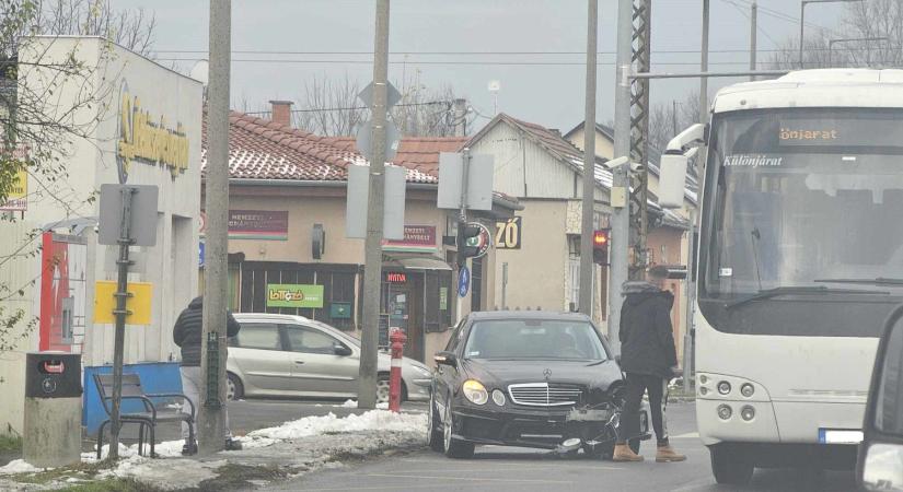 Két autó ütközött a forgalmas debreceni útszakaszon