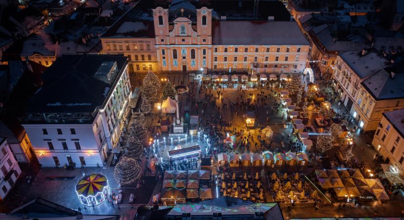 Felállították Győr karácsonyfáját: gigantikus fenyő érkezett a Széchényi térre  videó