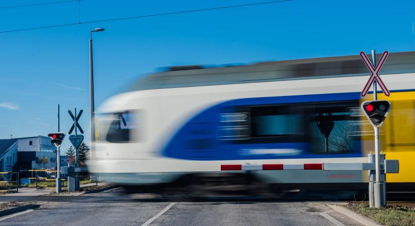 Két vonat szakított ketté egy síneken ragadt autót