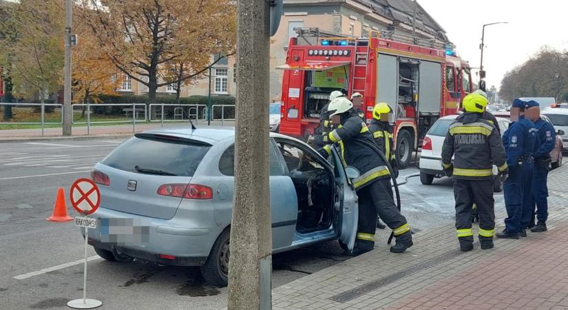 Kigyulladt egy autó Kapuvár belvárosában - Fotók