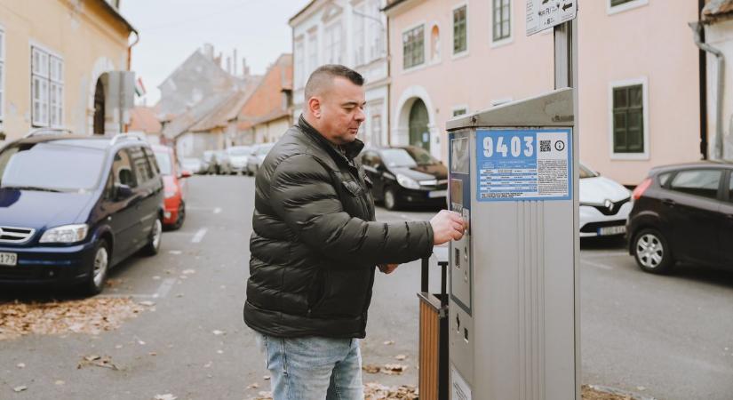 Jelentős változás jön Sopronba a parkolásban - szinte az összes utca a II. és III. zónába kerül