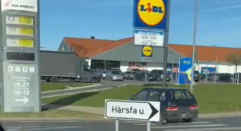 Döbbenetes videó: a járdán Suzukival zúztak vásárolni az ajkai Lidlbe