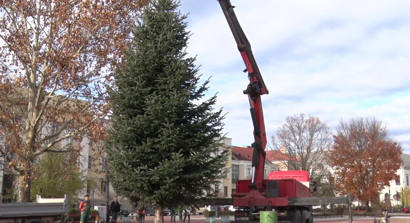 Advent első hétvégéjének közeledtével a város ünnepi díszei is a helyükre kerülnek