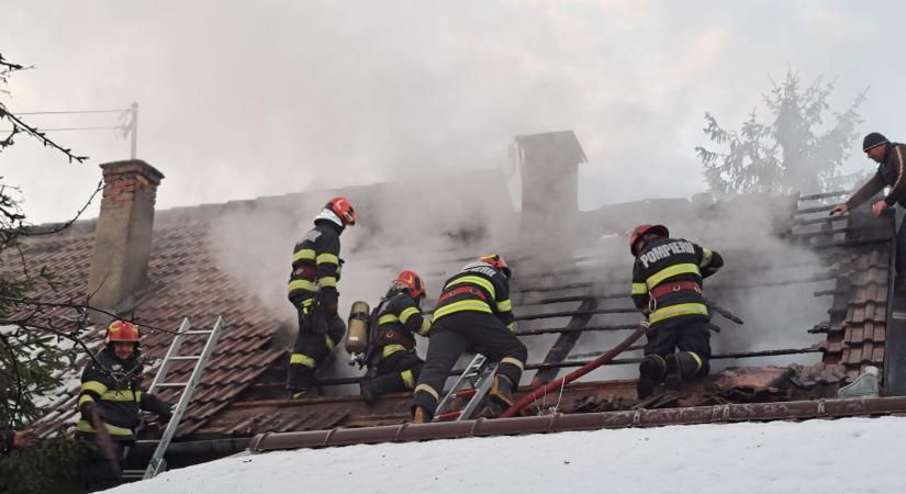 Lángra kapott egy lakóház teteje Csíkrákoson