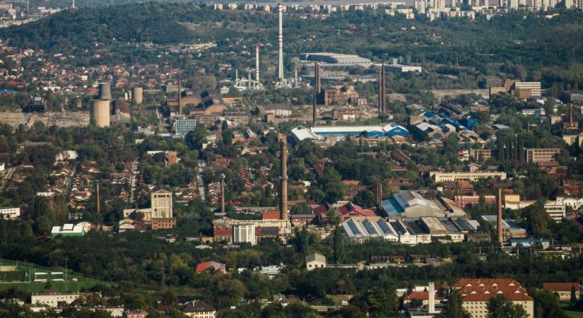 Fém kordont tett a villamossínekre és kövekkel dobálta a taxikat egy őrjöngő férfi