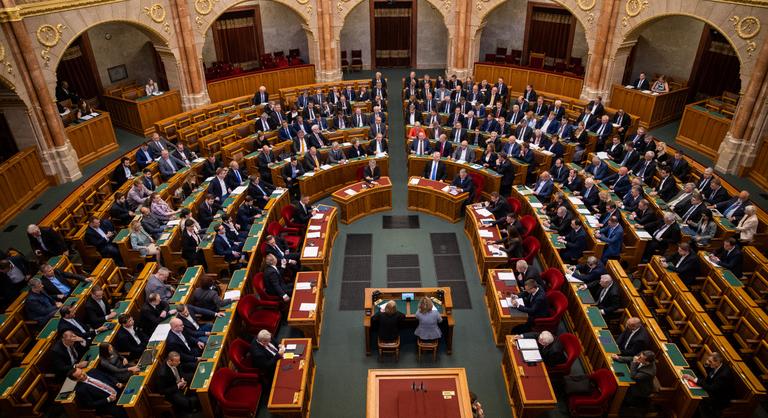 Megszavazta a parlament, óriási változások lesznek az adózásban