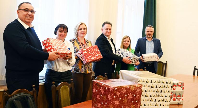 A szeretetdoboz mellé különleges ajándékot is hozott a lelkész a szolnoki tájékoztatóra