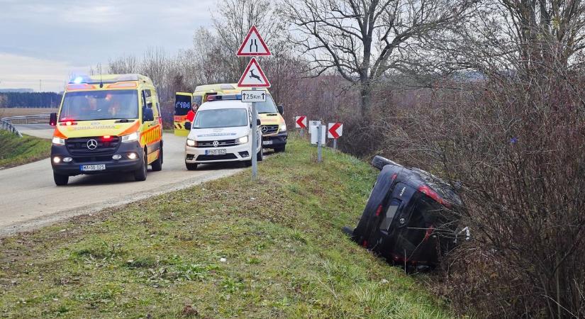 Felborult egy autó Szombathely és Bucsu között - helyszíni fotók