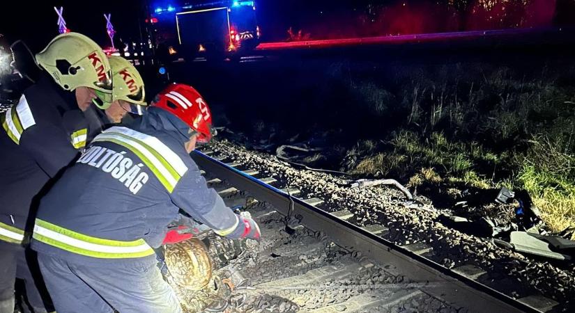 Nem ez volt az első baleset a vasúti átjárónál, ahol autót szakítottak ketté a tehervonatok