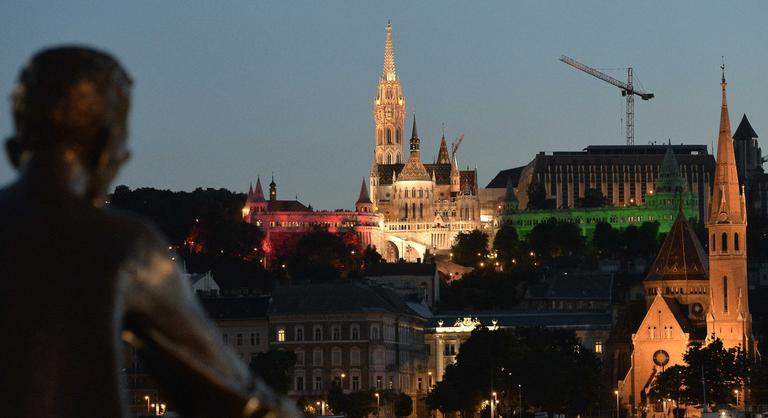 Hamarosan ünnepi fényekbe öltözik Budapest, de ki rendelhet magának még díszvilágítást?