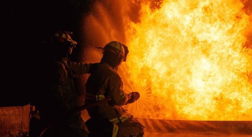 Durva! Teljesen kiégett egy kocsi a falu főutcájában