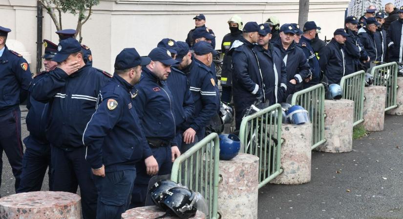 Albán tüntetések: könnygázzal és vízágyúval oszlatták a tömeget