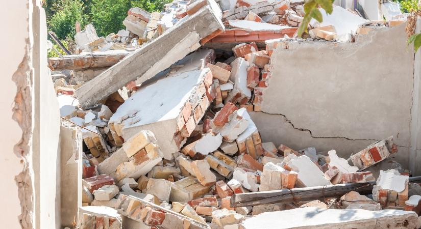 Mindig az a fura, ijesztő hang jött a fal mögül... Végül kiszedtek egy téglát, meglátták ezt és fejvesztve menekültek