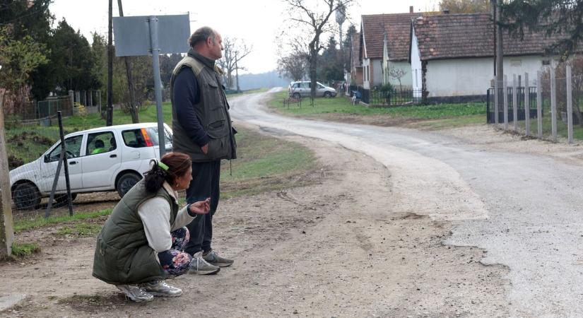 Kilépnek a nyomorból: már nem sárosak nyakig a gyerekek, útjuk is van...