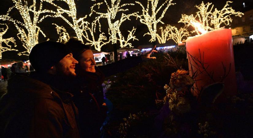 Még az ünnep kezdete előtt szétlopták Székesfehérvár adventi fotópontját