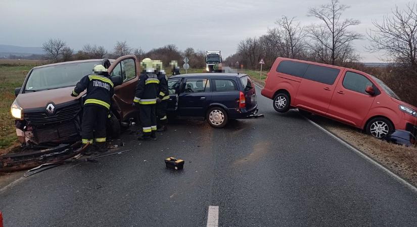 Három autó karambolozott a 87-es főúton, teljes az útzár - fotó