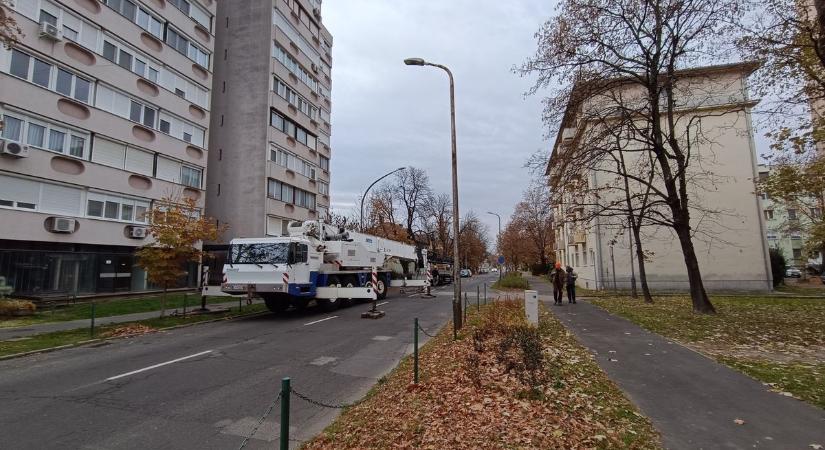 Mindkét irányból lezárták a Mészáros Lázár utcát Szekszárdon (fotókkal)