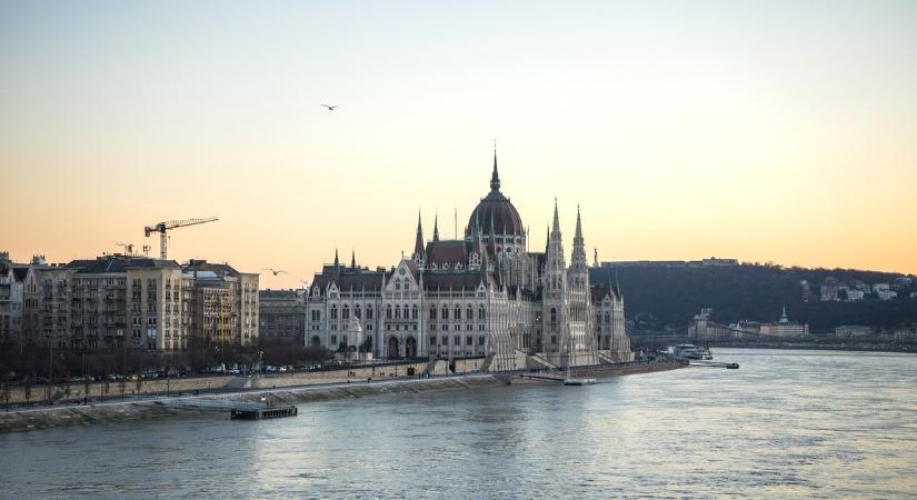 Döntött a parlament: két lépcsőben emelkedik a családi adókedvezmény – Mutatjuk, mit jelent ez a számok nyelvén