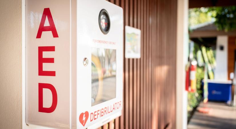 Defibrillátort lopott volna az uszodából, két évet kapott