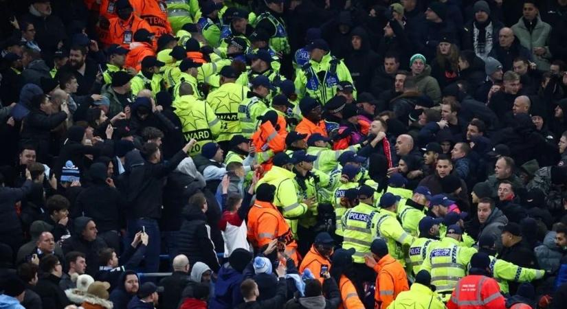 A City és a Feyenoord szurkolók meccs alatti tömegverekedését a rendőrök akadályozták meg