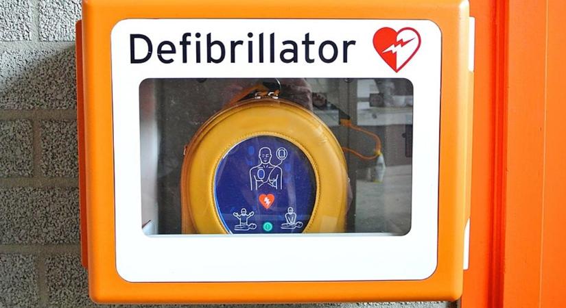 Defibrillátorral verte fejbe az uszoda igazgatóját egy férfi Budapesten