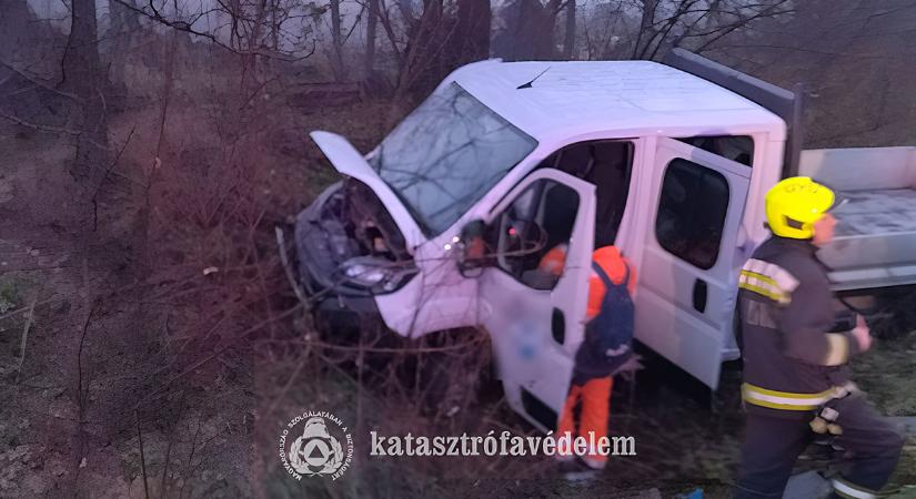 Árokba hajtott egy haszongépjármű ma reggel Gyula közelében