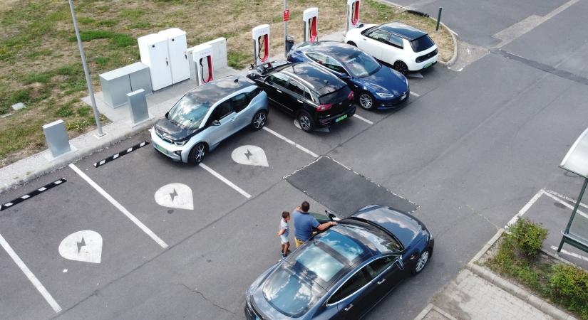 Már számol a Tesla a dupla töltőfoglalókkal