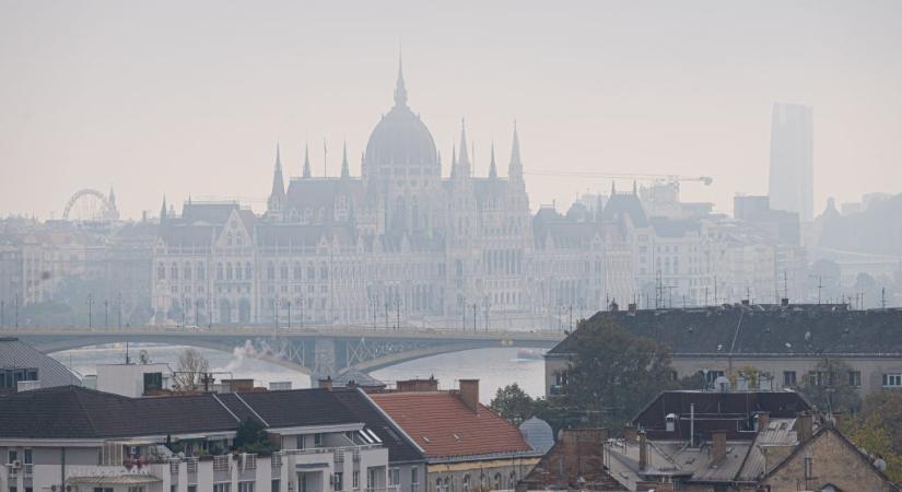 Szürke, füstös hideg borul hazánkra