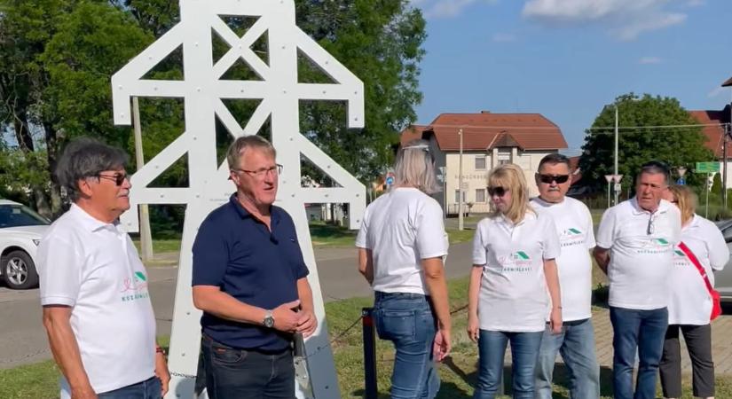 Szobrot állítottak Kozármislenyben valaminek, amit mindenki utált, a polgármester büszke rá