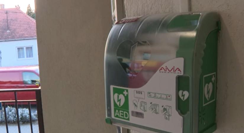 Infarktust színlelve próbált ellopni egy defibrillátort egy budapesti férfi