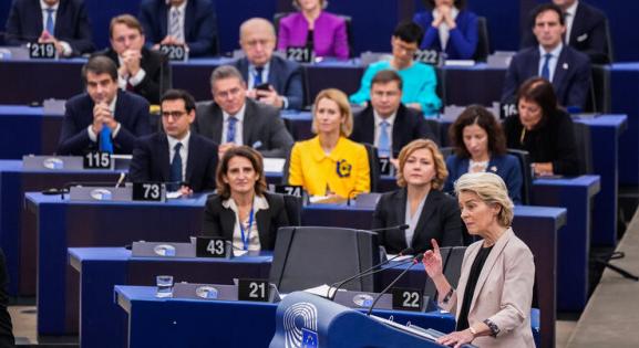 Megszavazták a Von der Leyen-bizottságot – ukrán színekbe öltözött az új külügyi főképviselő