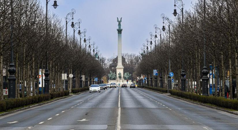 Alig hittek a szemüknek a rendőrök, éjjeli ámokfutás volt az Andrássy úton, a száguldó autóból ugrott ki a sofőr