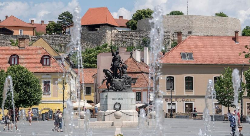 Tűzoltót hívtak az egri általános iskolába, azonnal kiürítették az épületet