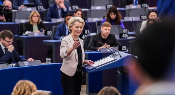 Pezsgőt bonthat Von der Leyen, megszavazta csapatát az EP